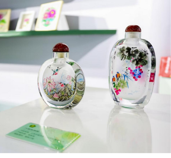 图为参展的内画鼻烟壶作品